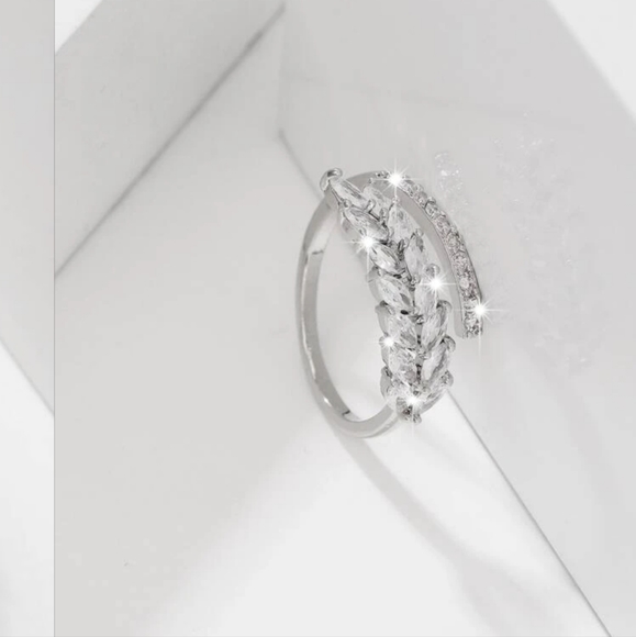 🎉🎉NEW🎉🎉SUPER CLASSY!! ADJUSTABLE CZ RING in SILVER Plating 🎉🎉 - Picture 2 of 16